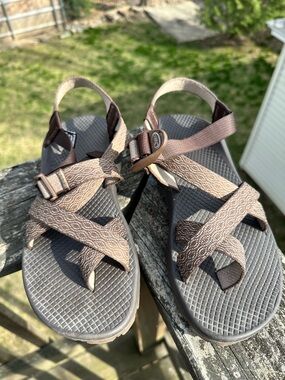 Chaco Z/2 Classic Sandals w/ Toe Loop & Vibram Sole - Women’s 9 - Brown/Tan
